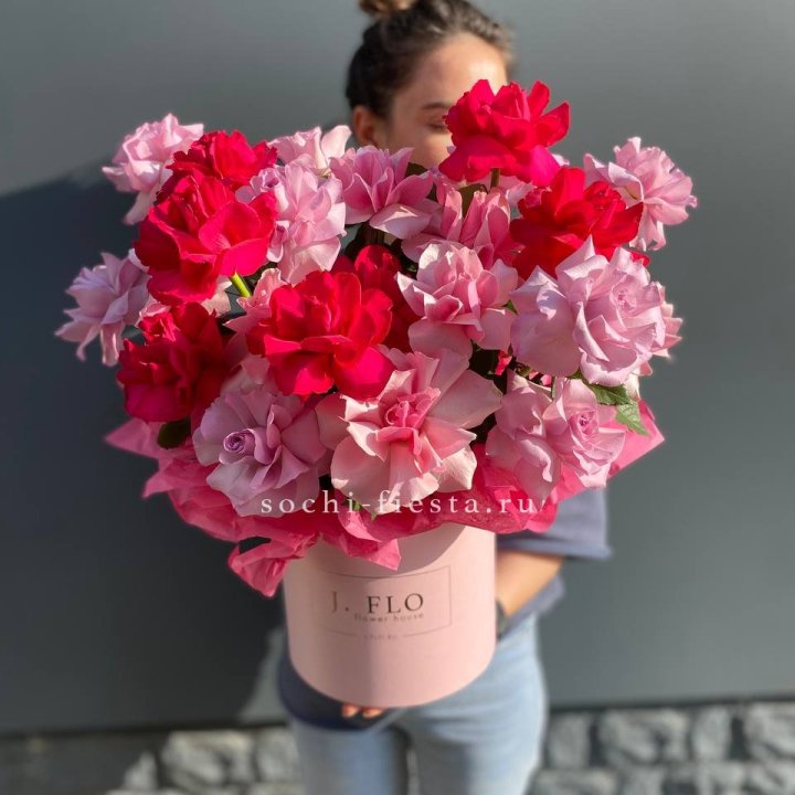 25 роз микс в боксе с доставкой в Тбилиси